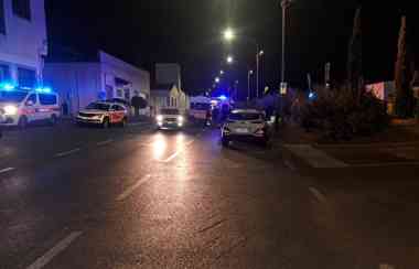父亲刚停好车，普拉托7岁华裔男童突然下车横穿马路被撞重伤