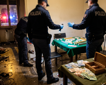 米兰警方再捣华人地下赌场，当场缴获万元现金，涉案者全是“老面孔”！