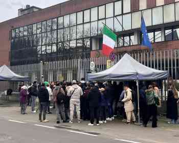 移民手续效率再受质疑，皮亚琴察警局门前人满为患