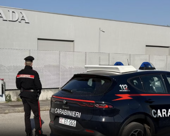 电影式作案！劫匪封路撞门，洗劫Prada数十万欧元货物