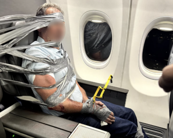 万米高空狂性大发！男乘客空姐痛骂还掐人，结果被胶带“封印”在座椅上