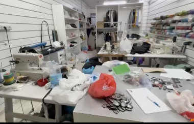 得不偿失！米兰华人街服装修改铺帮老黑踩商标被查