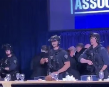 突发！白宫记者晚宴惊现枪声，特朗普在特勤保护下紧急撤离