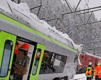 紧急疏散！瑞士突发雪崩冲击列车脱轨致5人受伤