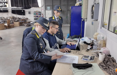 普拉托工厂真的有这么离谱吗？一华商因涉嫌奴役黑工被警方采取强制措施