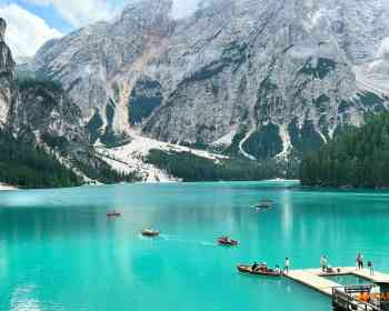 Dolomiti布拉耶斯湖冰面突然崩塌，多名游客落入冰冷湖水