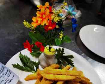 本人做厨师20年，精通川湘粤菜，有需要厨师的微信我18530