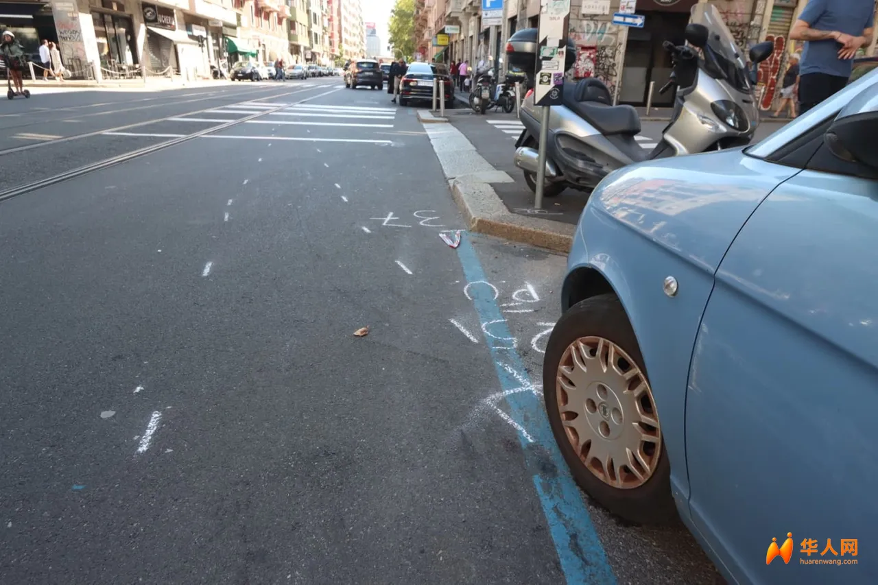 sull-asfalto-i-segni-dei-rilievi-della-polizia-locale-dopo-l-investimento-del-25.webp sull-asfalto-i-segni-dei-rilievi-della-polizia-locale-dopo-l-investimento-del-25.webp