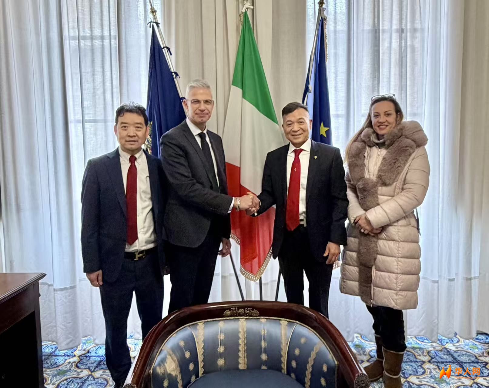 德鲁塔市市长米杰莱·托尼亚奇尼先生在市政厅热情会见意大利意中交流协会主席朱裕华先生 ... ... ... ... . ...