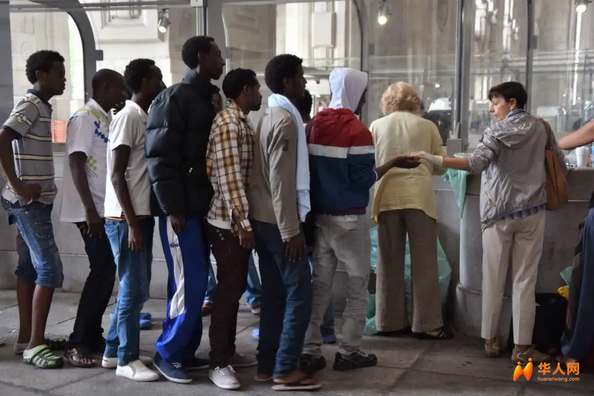 1695491085-immigrati.webp
