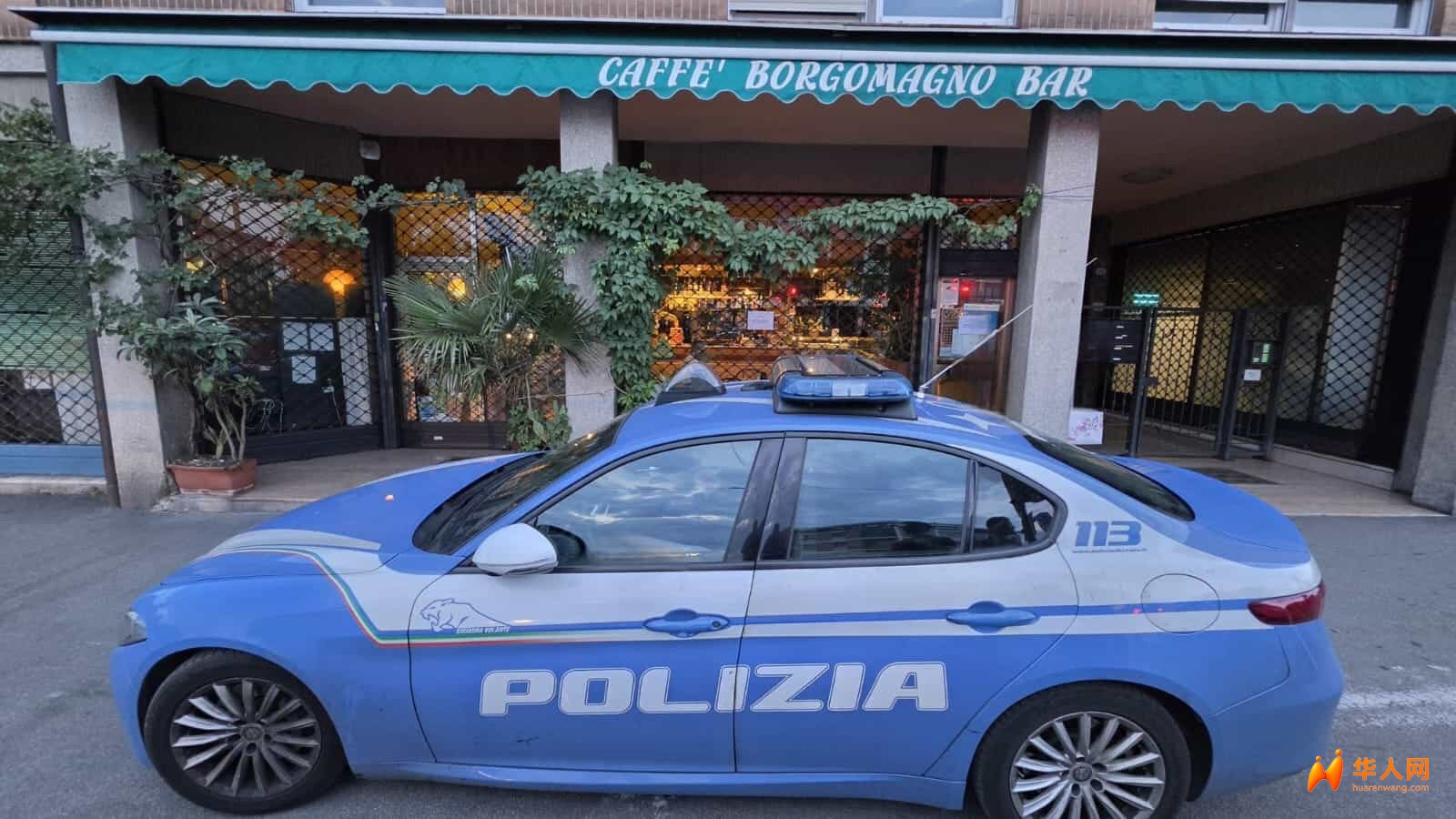Gli agenti della polizia amministrativa davanti al locale.jpg