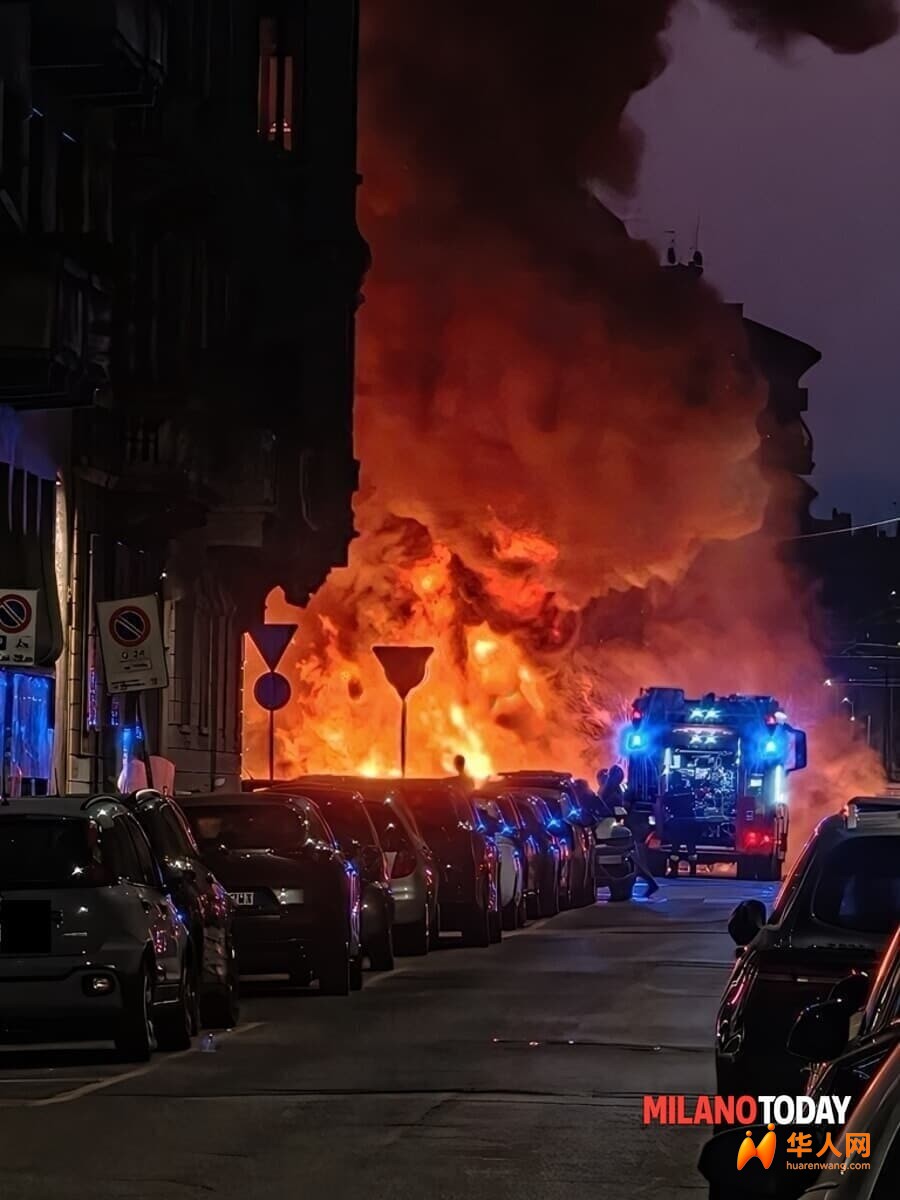 Le fiamme in via Macchi - Foto inviata a MilanoToday da un lettore.jpg